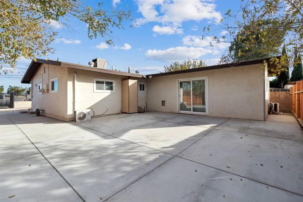 Modern City Ranch 3 Bdrm Family Home Access By Dirt Road Palmdale Eksteriør bilde