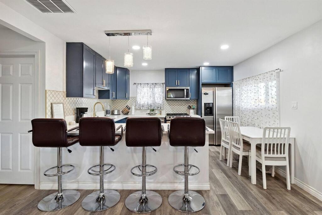 Modern City Ranch 3 Bdrm Family Home Access By Dirt Road Palmdale Eksteriør bilde