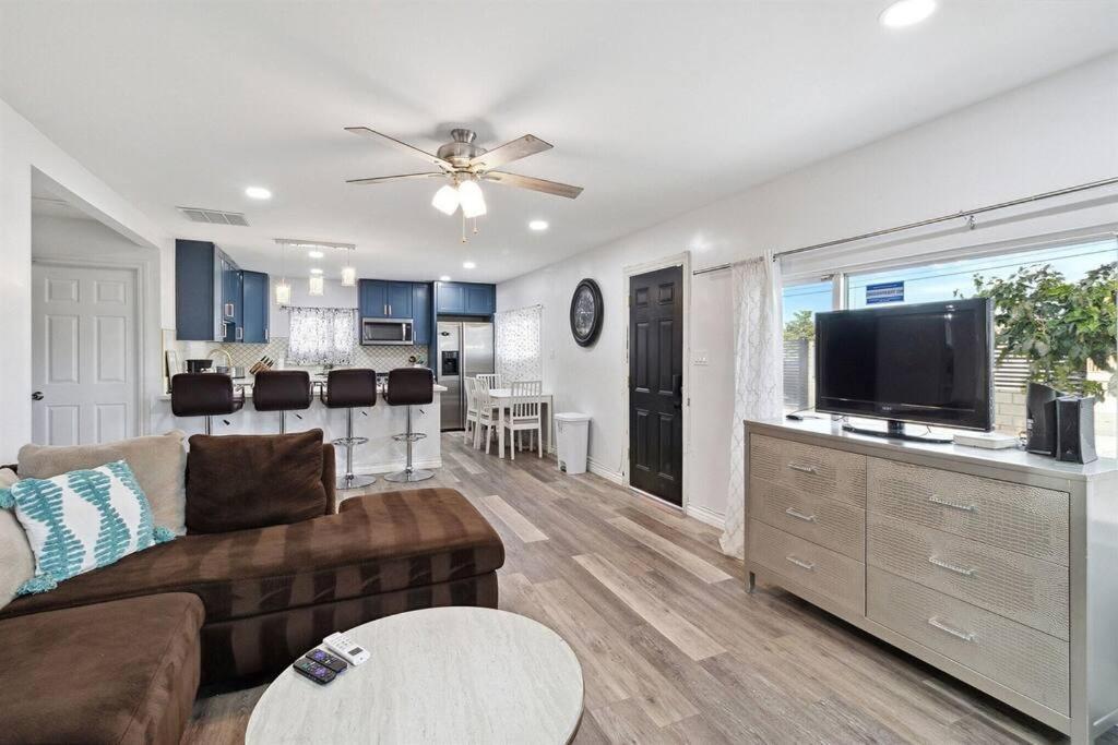 Modern City Ranch 3 Bdrm Family Home Access By Dirt Road Palmdale Eksteriør bilde