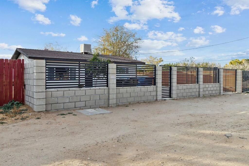 Modern City Ranch 3 Bdrm Family Home Access By Dirt Road Palmdale Eksteriør bilde